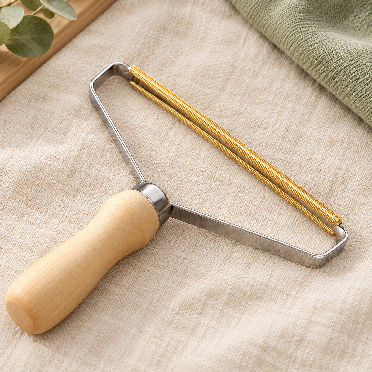 Photo d’ambiance — Brosse anti-poils en bois pour textiles