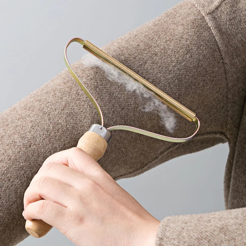 Brosse anti-poils en bois pour textiles