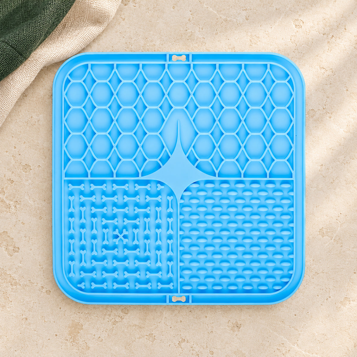 Tapis de léchage bleu, vue de dessus des trois zones de relief